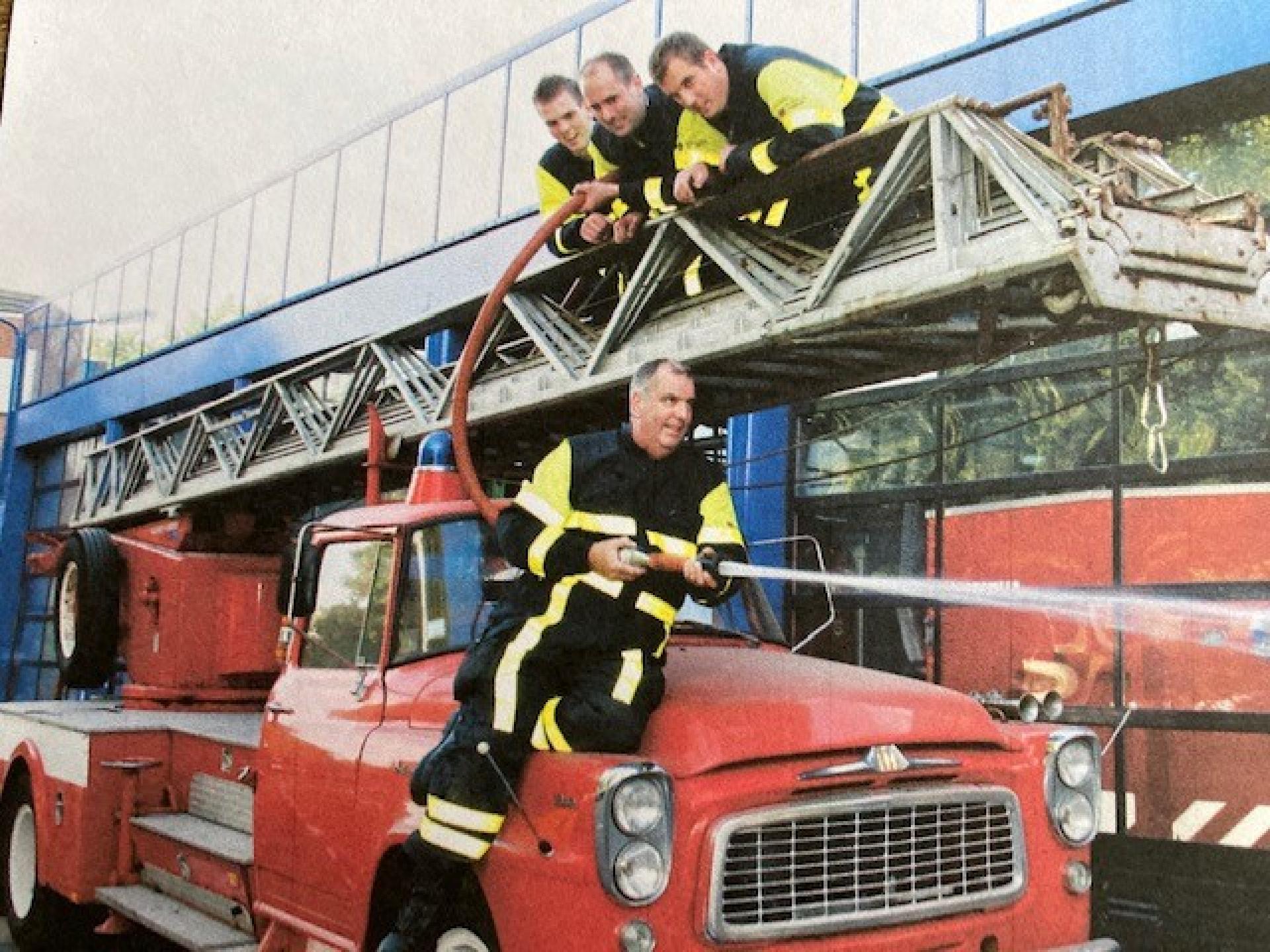 Gerrit met zijn drie zoons op de ladderwagen