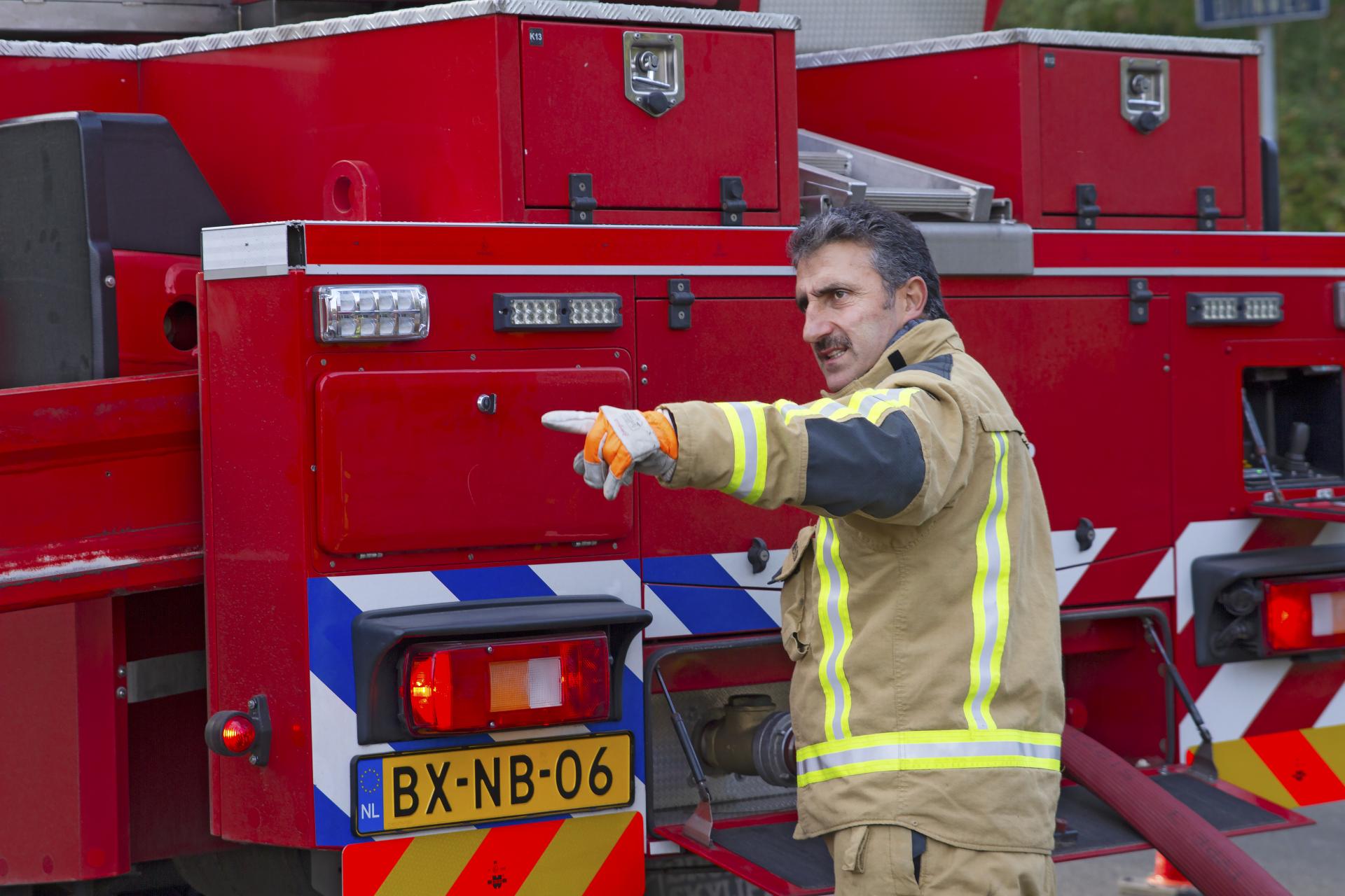 Brandweerman Mustafa Akbulut bij de auto