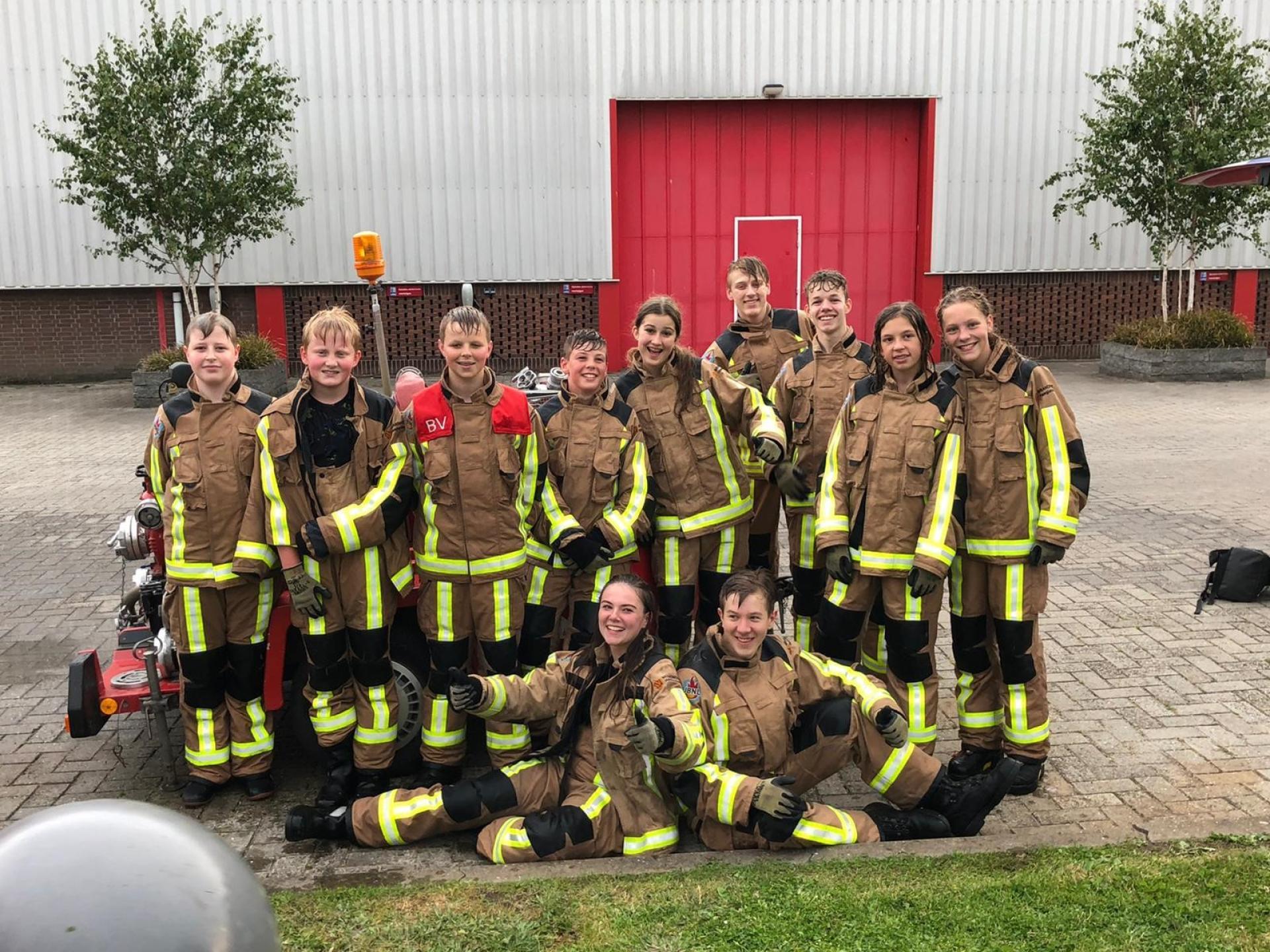 Groepsfoto van de jeugdbrandweer in Naaldwijk