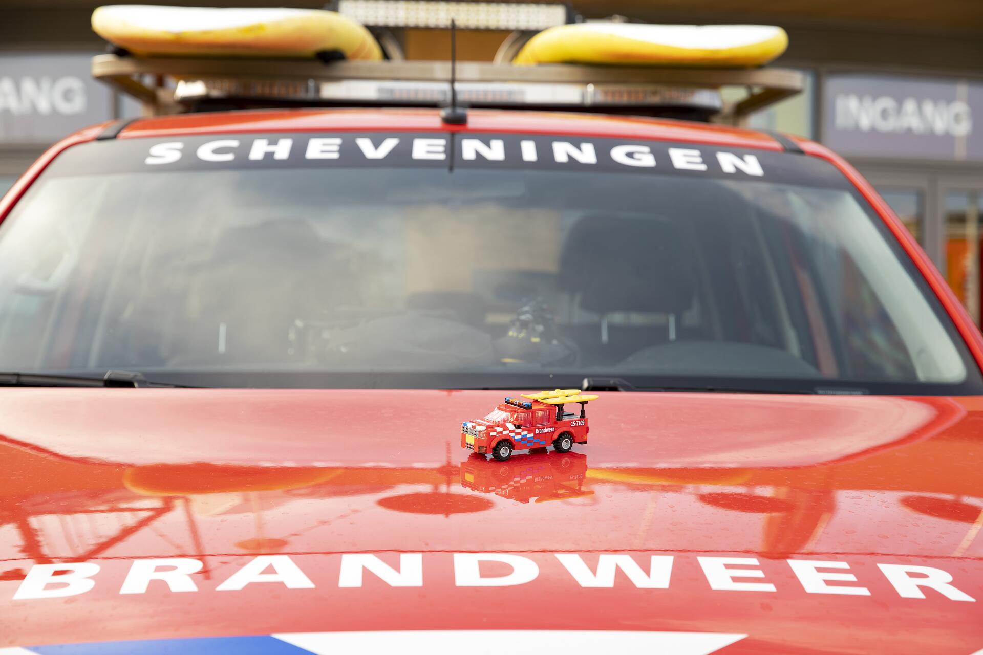 Lego-brandweerauto op echte brandweerauto