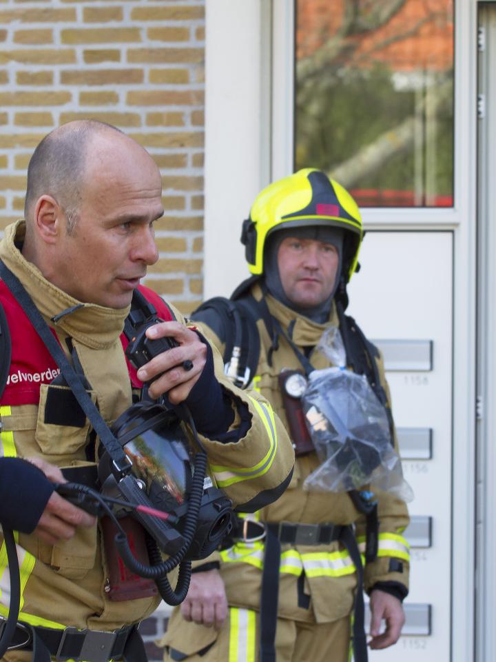 Brandweerman Marinus van Dam met collega op de achtergrond