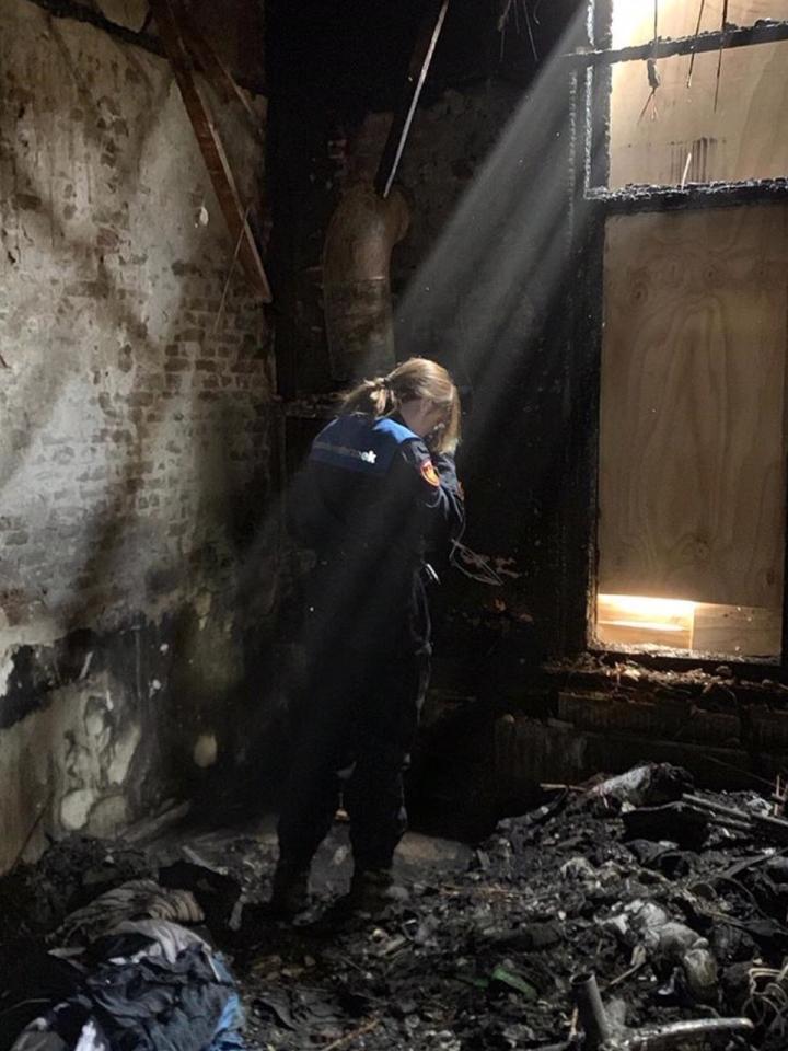 Brandonderzoeker Nance onderzoekt woning na brand