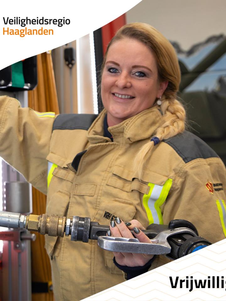 Marije Boekestein is brandweervrijwilliger en poseert bij een tankautospuit