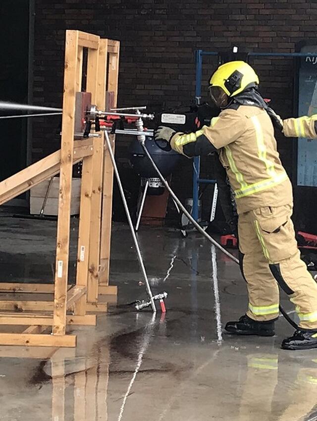 Brandweer oefent met de coldcutter, een specialistisch brandbestrijdingsmiddel 